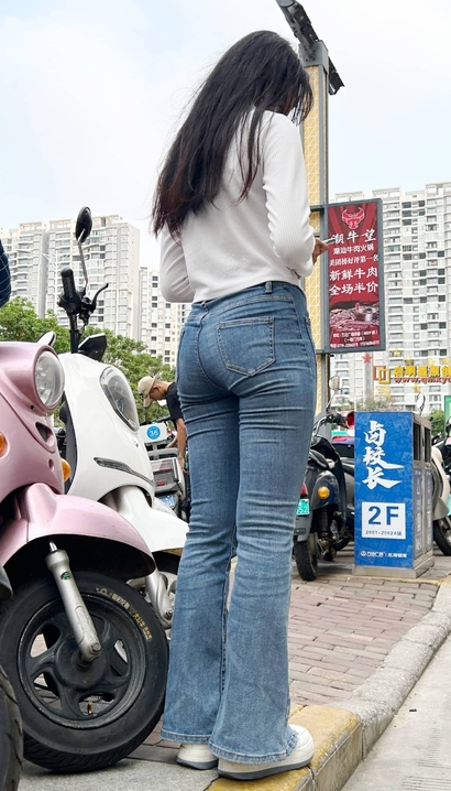 抓拍丰姿妍丽的紧身牛仔裤美臀女孩_3A街拍[744H]